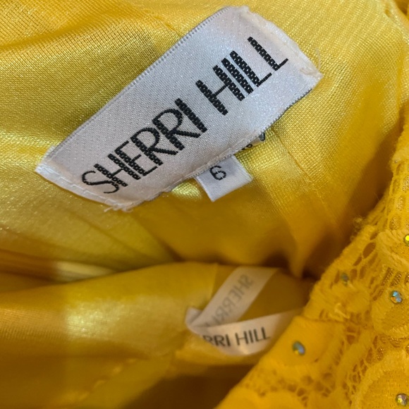 Pictures don’t do this justice! Gorgeous yellow gown. Worn once! Sherri Hill. - Picture 3 of 5